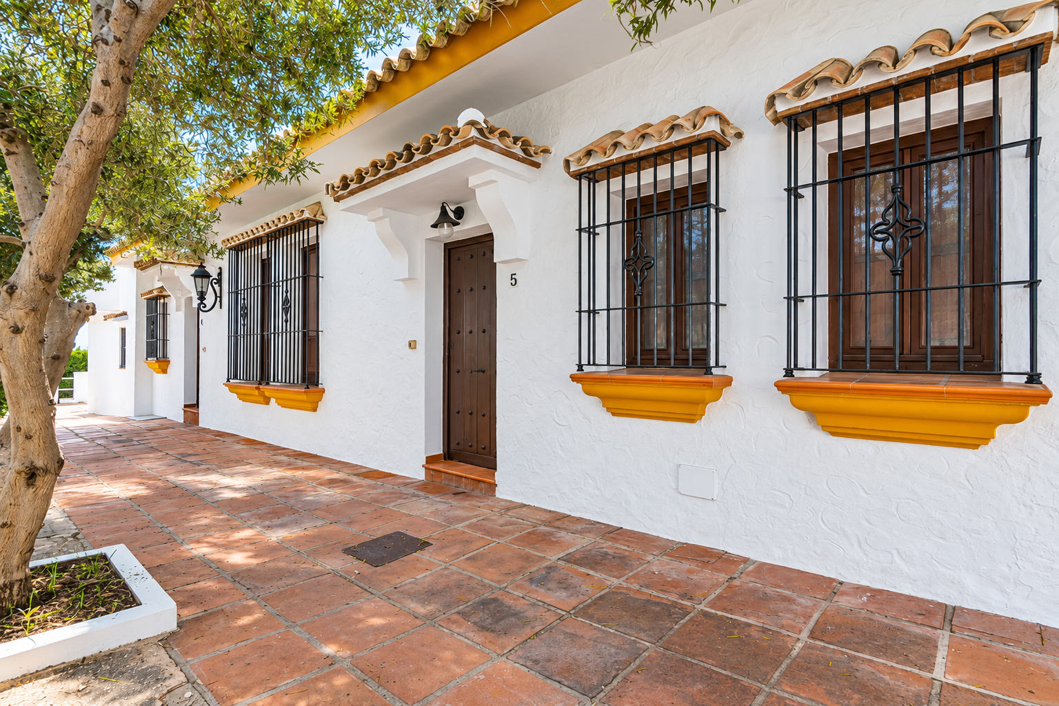 Estudios rústicos con fachada blanca y detalles de teja, fotografía mejorada con IA