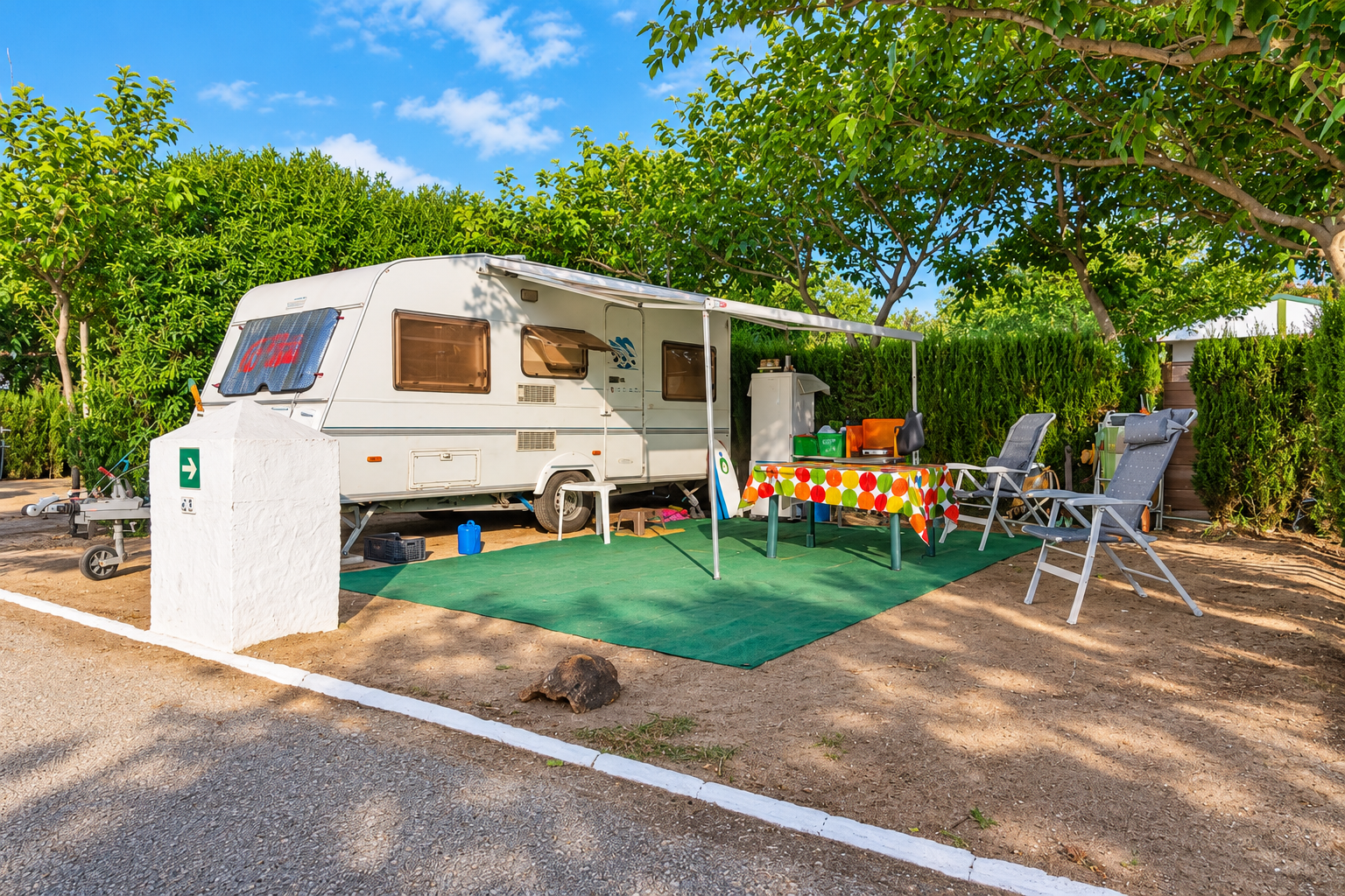 Caravana instalada en una parcela del camping, fotografía mejorada con IA