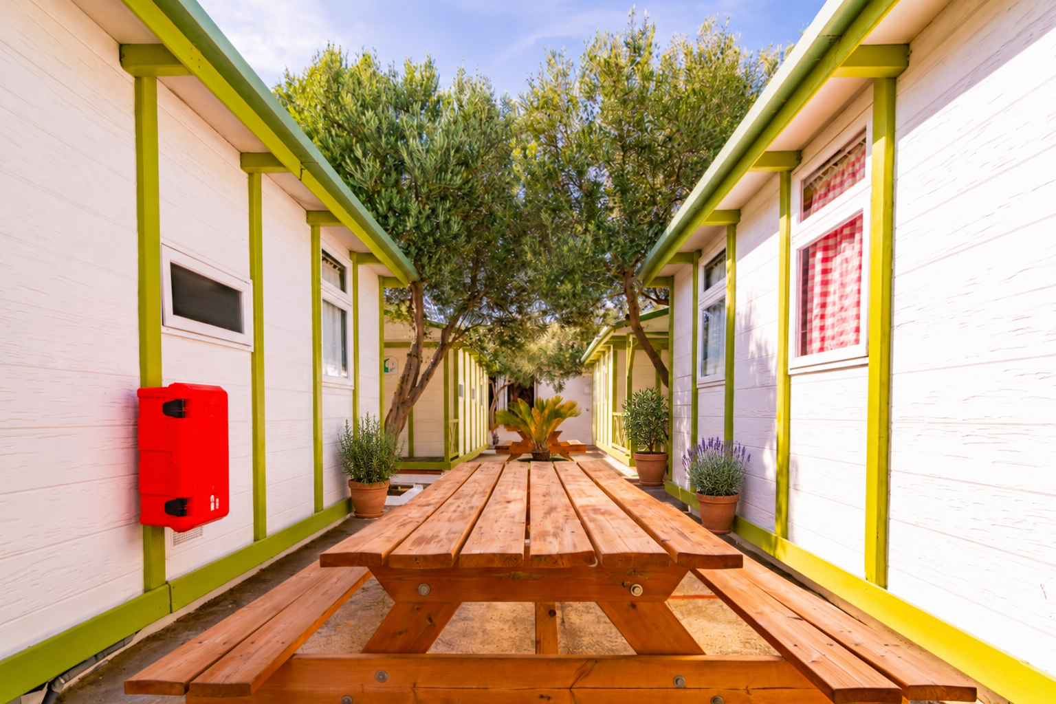 Porches con macetas mediterráneas · Propuesta visual editada con IA